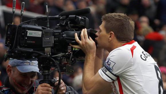 ¿Por qué Gerrard festejó gol besando una cámara de televisión?
