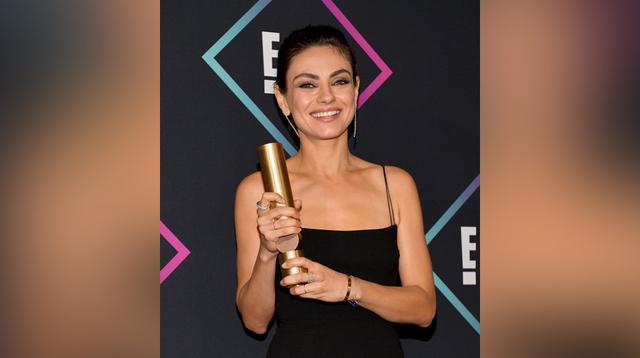 Mila Kunis con el trofeo que ganó en los People's Choice Awards 2018. (Foto: Agencias)