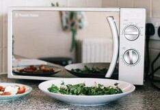 El truco que descubre la ‘forma correcta’ de calentar la comida en el microondas 