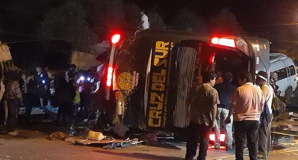 Así ha quedado el vehículo que transportaba pasajeros de Lima a Arequipa. (Facebook / Click Agencia de Fotografía y Prensa)