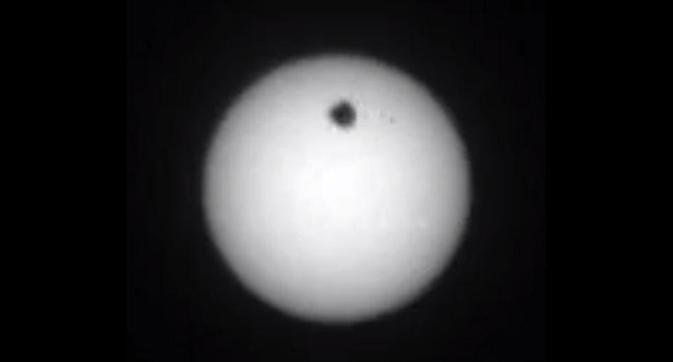 Gracias a los filtros solares de la cámara del 'rover', se pudieron obtener imágenes del paso de las dos lunas marcianas delante de la cara del Sol. (Foto: @MarsCuriosity)