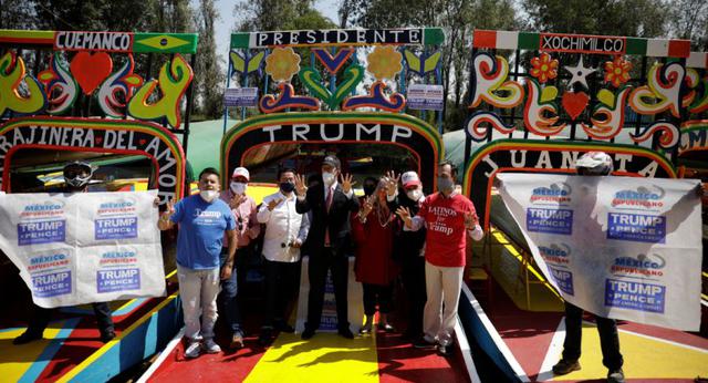 Partidarios republicanos mexicoamericanos decoran una trajinera, un barco tradicional mexicano, con el nombre de Trump durante un evento en apoyo del presidente de los Estados Unidos antes de las elecciones presidenciales de los Estados Unidos, en la Ciudad de México. (REUTERS / Luis Cortes).