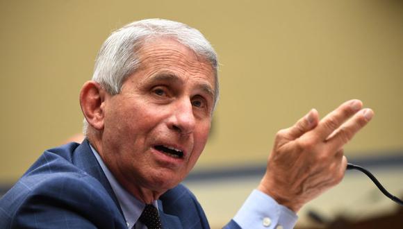 Anthony Fauci estimó también que es “probable” que recién a “mediados o finales de 2021” se lograría que la mayoría o un porcentaje mayor de la población estadounidense esté vacunada, en caso de que se inicie la distribución de una vacuna contra la Covid-19. (Foto: KEVIN DIETSCH / AFP).