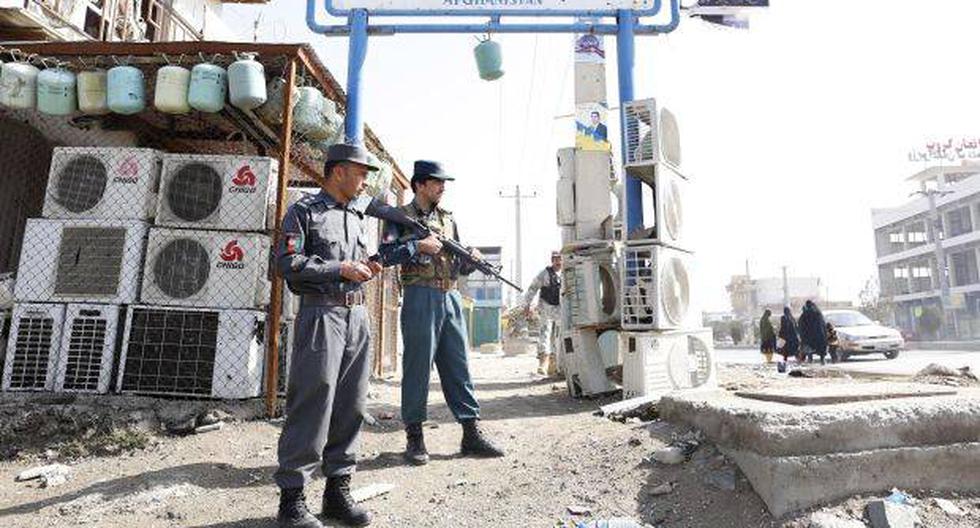 Agentes de seguridad afganos inspeccionan el lugar donde se produjo un ataque con bomba a las puertas de la Comisión Electoral en Kabul el pasado 29 de octubre. (Foto referencial: EFE)