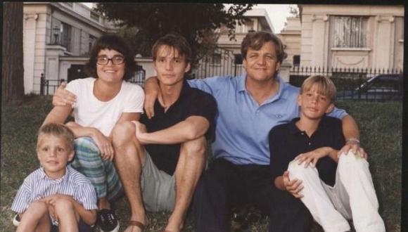 Pedro Pascal (al medio, con camiseta negra) junto a su familia.