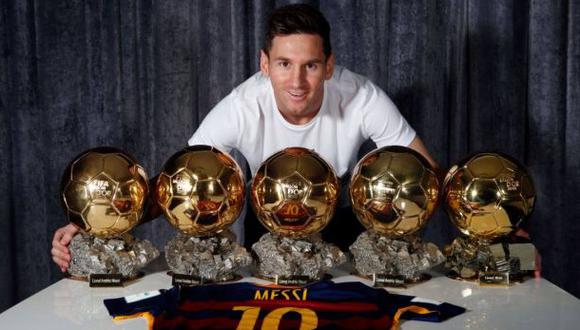 Lionel Messi posó junto a sus cinco Balones de Oro