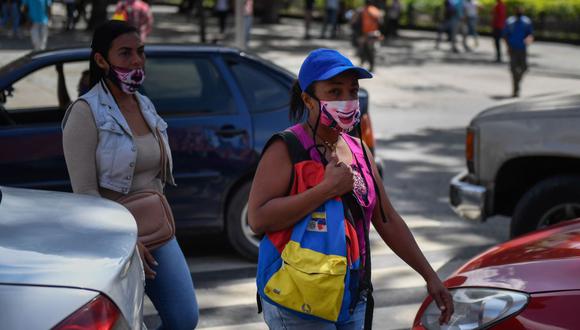 Las personas con máscaras protectoras caminan por las calles del centro de Caracas. (Foto: Archivo/ AFP / Federico PARRA).