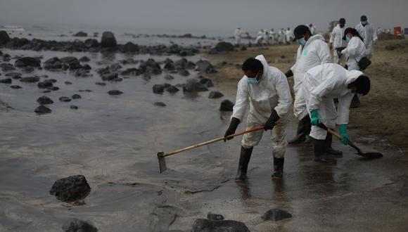 Decenas de personas entre voluntarios, contratistas y miembros de municipalidades siguen limpiando las playas contaminadas. (Foto: Julio Reaño/ GEC)