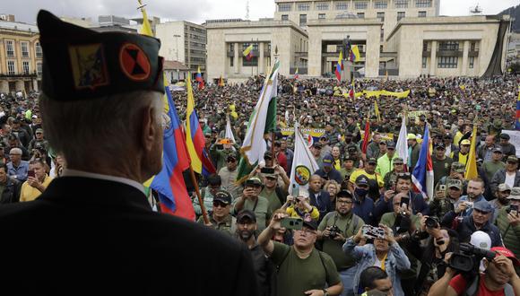 Militares y policías retirados protestan en contra del Gobierno del presidente de Colombia, Gustavo Petro, el 10 de mayo de 2023, en la Plaza de Bolívar, en Bogotá, Colombia. (Foto de Carlos Ortega / EFE)