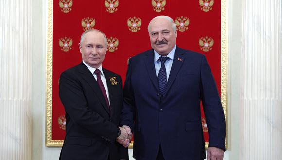 El presidente ruso, Vladimir Putin, saluda al presidente de Bielorrusia, Alexander Lukashenko, en el Kremlin. (Foto de Vladimir Smirnov / SPUTNIK / AFP)