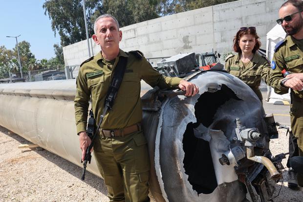 El portavoz militar israelí, el contralmirante Daniel Hagari (izq.), posa junto a un misil balístico iraní que cayó en Israel el fin de semana. (Foto de GIL COHEN-MAGEN / AFP).