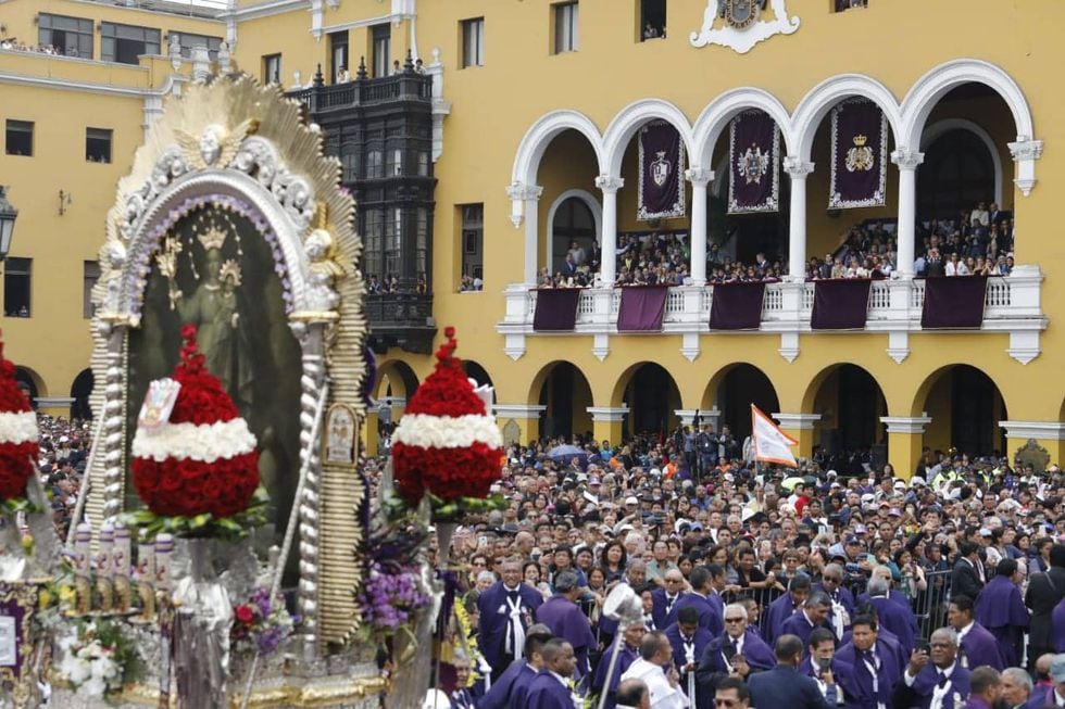 En la segunda procesión, realizada el viernes 18 de octubre, la imagen recibió los homenajes de los organismos del Estado como de la Municipalidad de Lima, Palacio de Gobierno. Luego se dirigió hacia los Barrios Altos, para pernoctar en la iglesia de la Virgen del Carmen. (Foto: Piko Tamashiro).