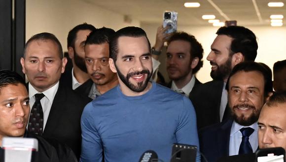 El presidente de El Salvador, Nayib Bukele, sonríe al llegar a la sede del Tribunal Supremo Electoral para registrarse para las próximas elecciones, en San Salvador, el 26 de octubre de 2023. (Foto de MARVIN RECINOS / AFP)