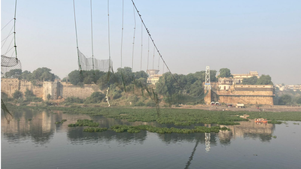 El puente fue construido a finales del siglo XIX, durante la era del dominio británico en la India. / BBC/GEETA PANDEY
