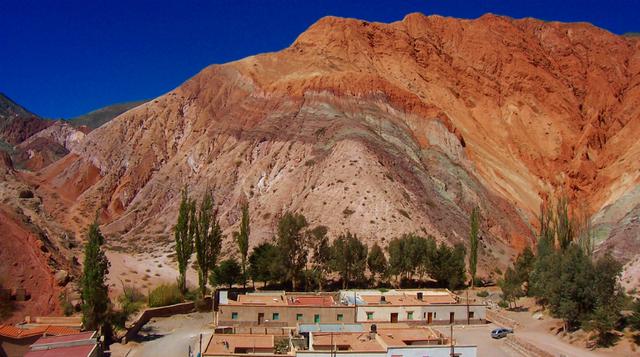 En este pueblo de Argentina viven entre cerros de 7 colores - 2