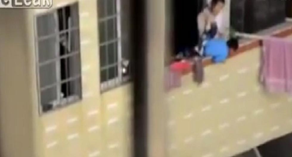 Mujer amenazó a su hijo con lanzarlo desde un balcón. (Foto: Captura de YouTube)