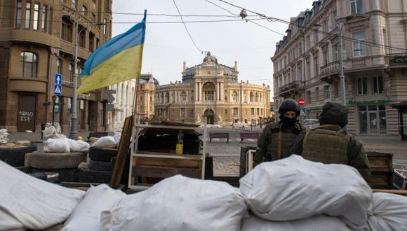 Soldados ucranianos en un puesto de control cerca del Teatro Académico Nacional de Ópera y Ballet de Odessa en el centro de Odesa, Ucrania.