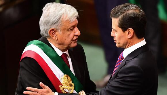 El expresidente de México, Enrique Peña Nieto, saluda al presidente, Andrés Manuel López Obrador, durante la ceremonia de inauguración en el Congreso de la Unión, en la Ciudad de México, el 1 de diciembre de 2018. (Foto de RONALDO SCHEMIDT / AFP)