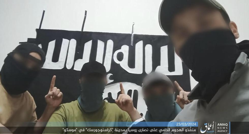 El grupo terrorista Estado Islámico difundió este sábado una imagen de los cuatro presuntos responsables del atentado del viernes contra una sala de conciertos a las afueras de Moscú. (EFE/Amaq).