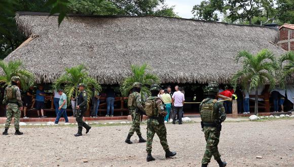 Militares prestan seguridad en el lugar donde fue asesinado un policía, hoy, en el municipio de El Zulia, en el departamento de Norte Santander (Colombia). EFE/ Mario Caicedo