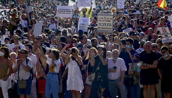 La gente se reúne el domingo en Madrid portando carteles y gritando consignas durante una manifestación contra el uso obligatorio de mascarillas así como otras medidas adoptadas por el gobierno de España. (Foto: JAVIER SORIANO / AFP).