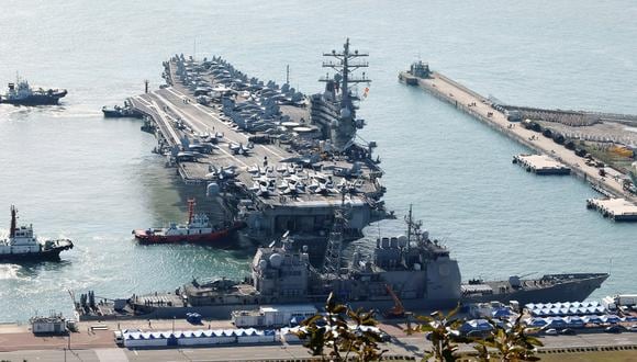 El portaaviones de la Armada estadounidense USS Ronald Reagan llega a una base naval de Corea del Sur en la ciudad portuaria sureña de Busan, el 12 de octubre de 2023. (Foto de YONHAP / AFP)