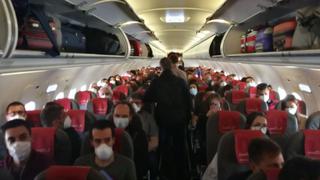 Escándalo en España por un vuelo de Iberia casi lleno en medio de la pandemia de coronavirus