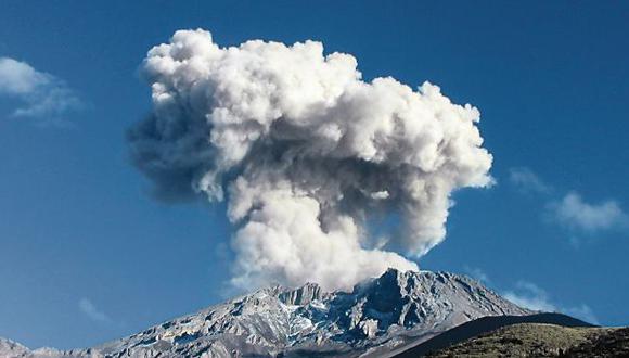 Cerca del volcán Ubinas viven unas 600 familias