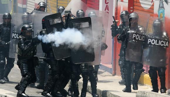 Imagen referencial. Policías se enfrentan a las protestas en Cali, el 1 de mayo del 2010. REUTERS
