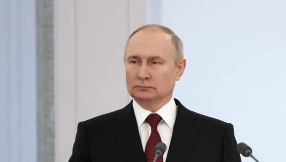 El presidente ruso, Vladimir Putin, asiste a una ceremonia para otorgar la medalla de la Estrella de Oro a los "Héroes de Rusia",  el 8 de diciembre de 2022. (Foto de Sergei KARPUKHIN / SPUTNIK / AFP)