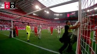 Se paralizó el partido: protestantes se ataron al travesaño durante el Bayern Munich vs. Mönchengladbach | VIDEO