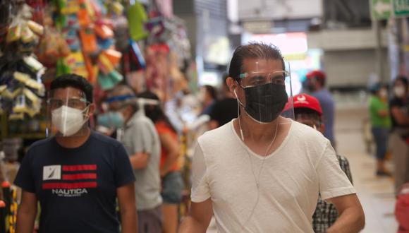 Es necesario que el escudo de protección facial se limpie y desinfecte después de cada uso.(Foto: Eduardo Cavero/ GEC)