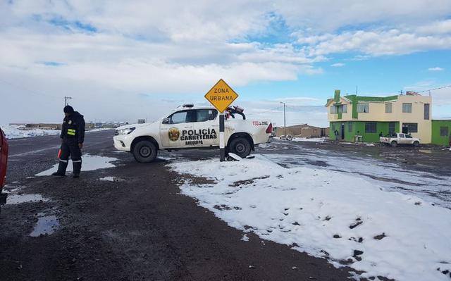 INDECI indicó, a través de su cuenta de Twitter, que está realizando el monitoreo de las nevadas en zonas altas de Arequipa y condiciones de tránsito en la vía a Puno junto a la Policía Nacional y el Gobierno Regional. (Foto: Indeci)