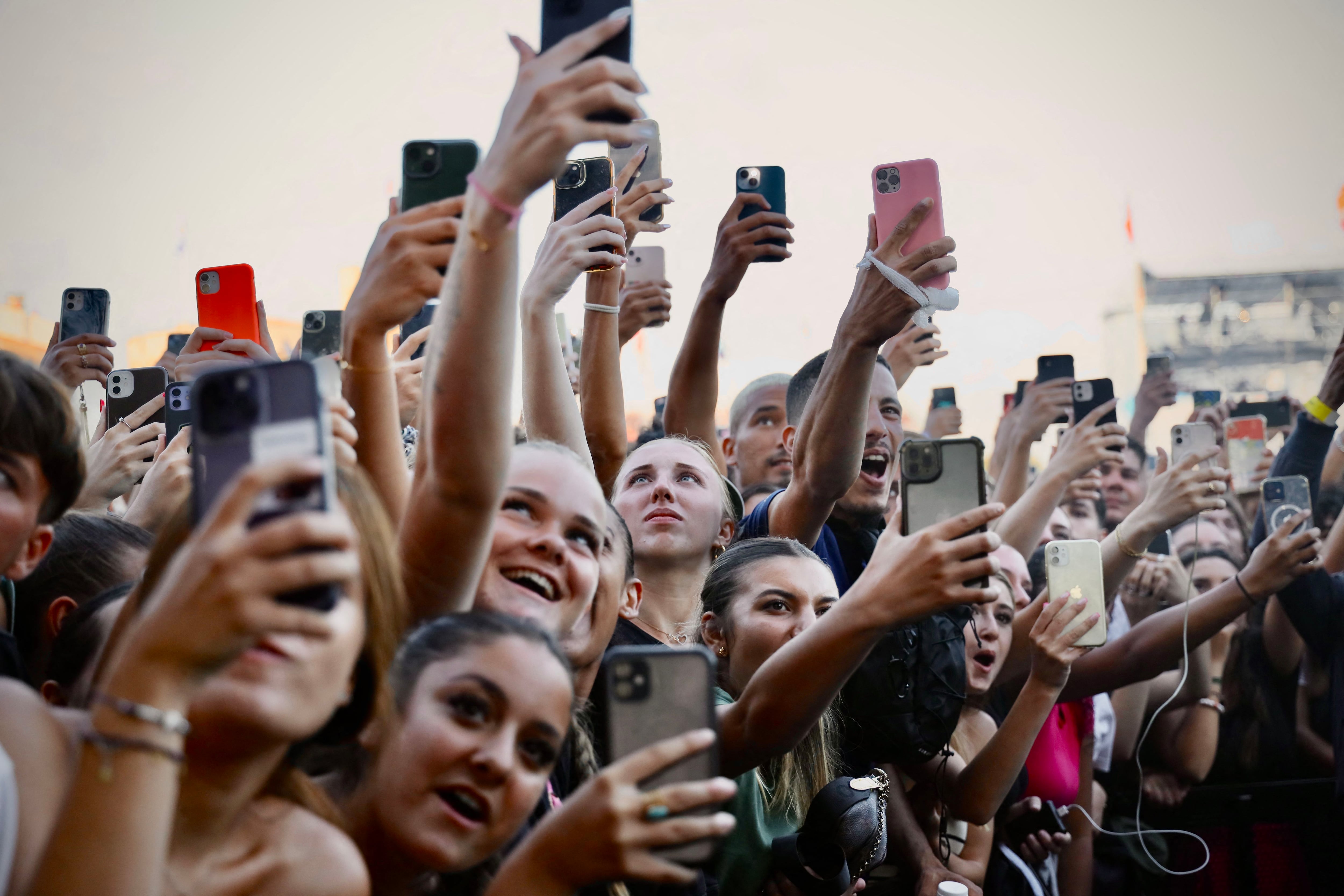 Esta época se caracteriza por el uso del smartphone como medio de entretenimiento y actividad social. (Foto: AFP)