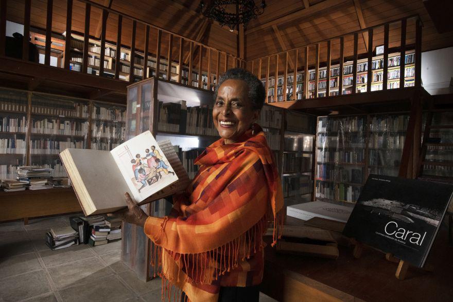 PARAÍSO EN CAÑETE. La ganadora de dos Grammy Latino está por cumplir 50 años de carrera artística. Aquí, en su bellísima biblioteca de dos niveles, muestra una de sus joyas virreinales: una acuarela del obispo de Trujillo Baltasar Jaime Martínez Compañón.