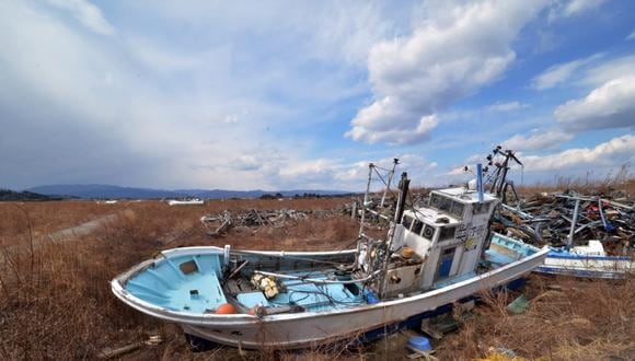 El terremoto y posterior tsunami dejaron botes como este en plena ciudad de Fukushima. (Foto: AFP)