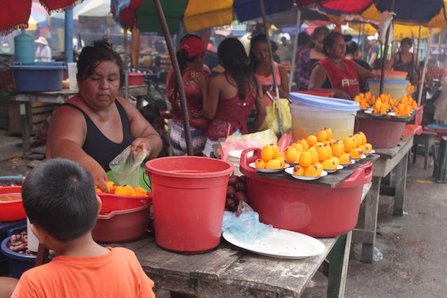 Decenas de vendedores instalaron sus puestos en los alrededores del lugar para ofrecer pescados frescos desde S/10, así como diferentes platos típicos de la selva (Foto: Daniel Carbajal)