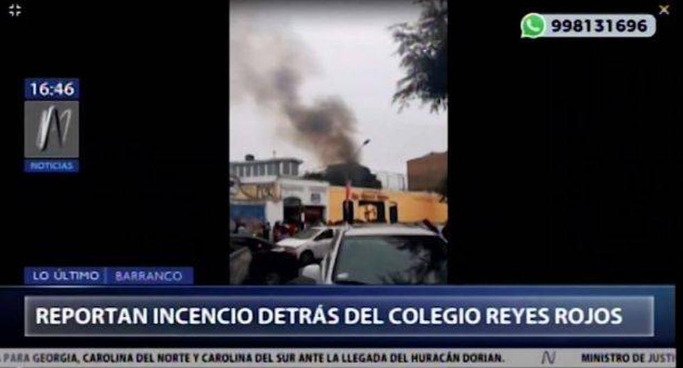 El incendio ocurre cerca del colegios Los Reyes Rojos de Barranco. (Canal N)