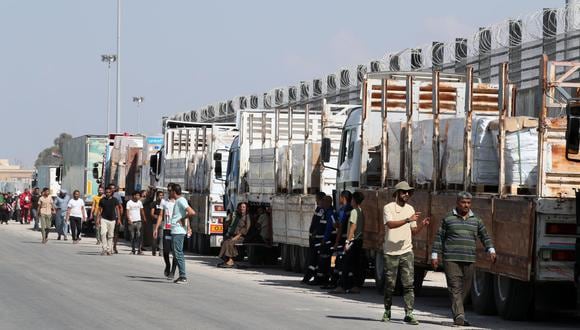 Camiones que transportan ayuda humanitaria para la Franja de Gaza están estacionados frente a la puerta fronteriza de Rafah entre Egipto y Gaza, en Rafah, Egipto, 20 de octubre de 2023. EFE/EPA/KHALED ELFIQI