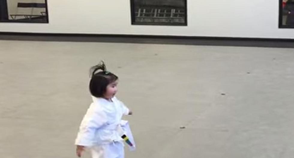 Esta niña causa sensación en YouTube por sus clases de artes marciales. (Foto: Captura)