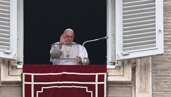 El papa Francisco saluda desde la ventana del palacio apostólico durante la oración semanal del Ángelus el 19 de febrero de 2023 en el Vaticano. (Foto de Tiziana FABI / AFP)