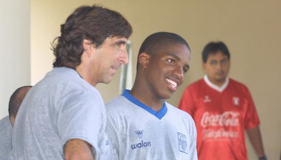 Gustavo Costas y Jefferson Farfán durante un entrenamiento de Alianza Lima en el 2003. Al año siguiente, con el argentino todavía en el banco, la 'Foquita' dio el salto a Europa y fichó por el PSV. (Foto: Archivo El Comercio)