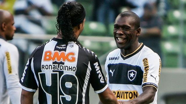 Ronaldinho (Atlético Mineiro) y Clarence Seedorf (Botafogo) (Foto: AP)