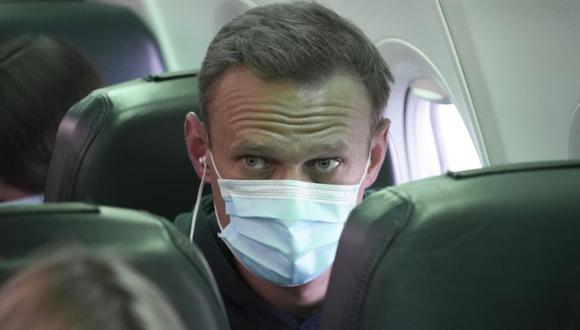 Alexei Navalny se sienta en el avión antes de un vuelo a Moscú, en el aeropuerto Berlin Brandenburg (BER) en Schoenefeld, cerca de Berlín, Alemania. (Foto: AP/Mstyslav Chernov)