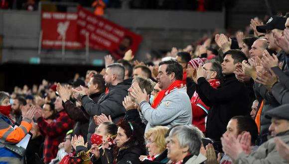 El singular homenaje sucedió en las gradas de Anfield, en el minuto 7 de juego. (Foto: EFE)