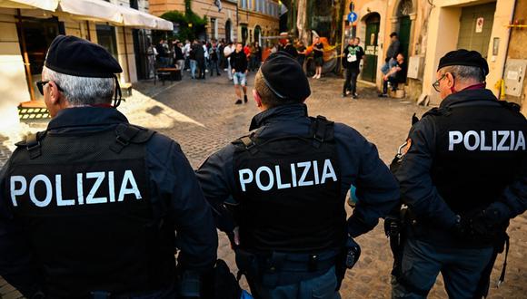 Imagen referencial que muestra de espaldas a tres agentes de la Policía italiana durante un operativo en la ciudad de Roma (Foto: ANDREAS SOLARO / AFP)