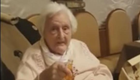 Anciana brindó en nombre de Hitler en reunión social [VIDEO]
