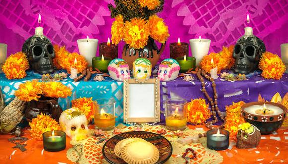 El Día de Muertos no es igual si no pones tu altar cubierto con pétalos de cempasúchil, fotos de tus seres queridos difuntos y sus alimentos favoritos. (Foto: Pixabay)