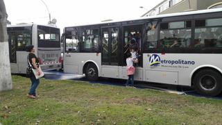 Metropolitano: Pasajeros se bajaron de buses por caos vehicular