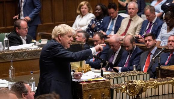 El primer ministro británico, Boris Johnson, habla durante el debate semanal del tiempo de preguntas del primer ministro, en la Cámara de los comunes en Londres, Gran Bretaña, el 13 de julio de 2022. (Parlamento del Reino Unido/Andy Bailey/Folleto vía REUTERS)